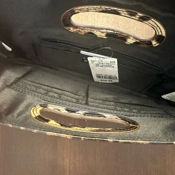 New with tags Le Chateau patent Leopard print Clutch - Picture 3 of 5